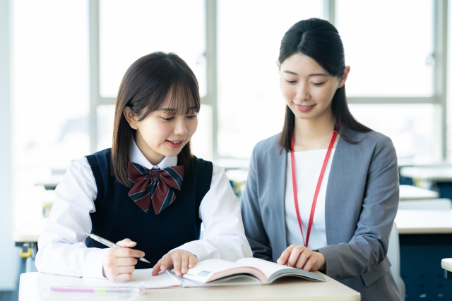 学校運営職：エリア職／教員免許をいかせいて働く／エリア内で働ける／生徒が育つ喜びを実感！