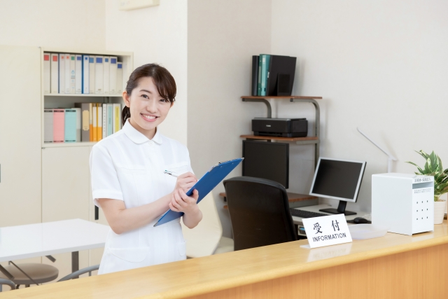 完全未経験歓迎！【 クリニック受付スタッフ／受付事務職 】◆社割制度充実◆住宅手当あり◆美容注射無料◆残業月平均５時間以内◆休日は自分で選択可能◆子育てとの両立も可能★医療クリニックで受付・運営を担当していただきます！