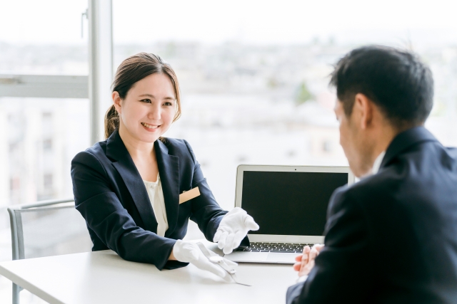 【職種・業種未経験OK】買取営業スタッフ｜ブランド品・貴金属・時計の催事買取｜月給30万円以上・インセンティブあり｜年間休日124日・GW9日・年末年始16日